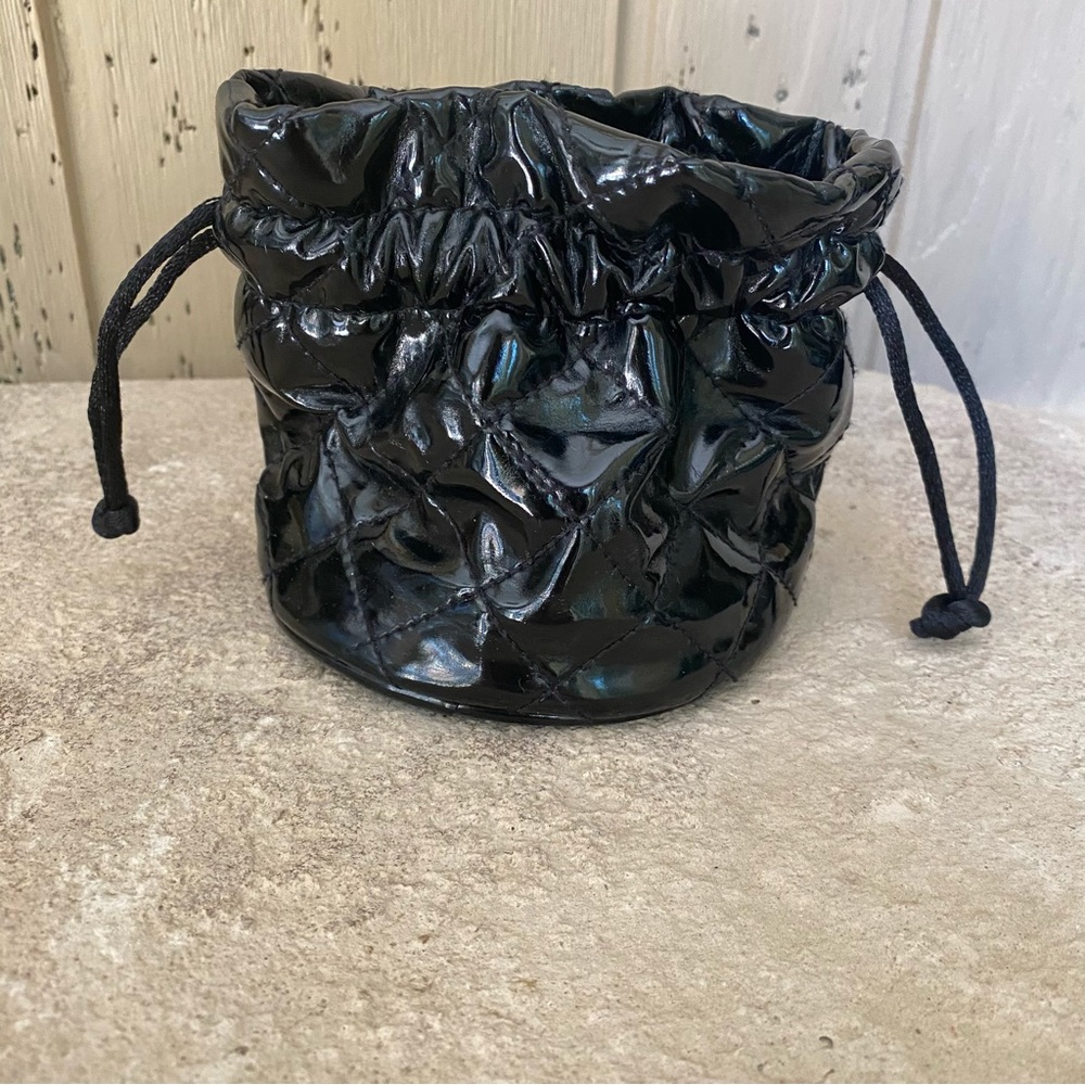 Guess mini drawstring bag. - Picture 3 of 5